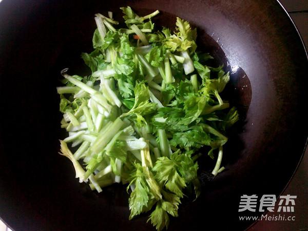 西芹炒豆皮的做法-家常味炒菜譜-易網健康養生網 西芹炒豆皮的做法-家常味炒菜譜