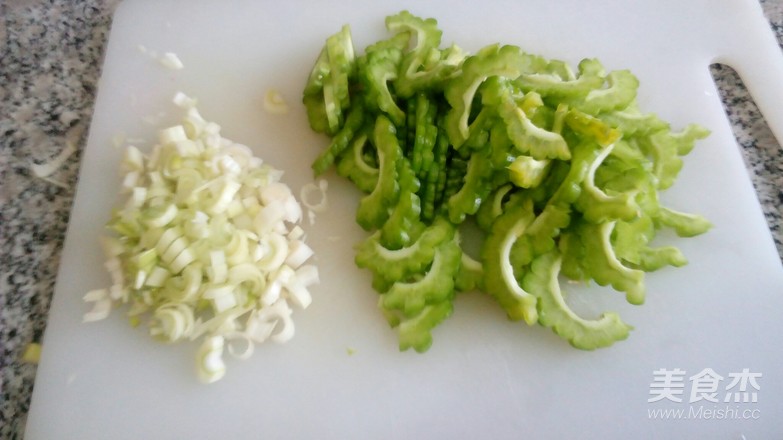 苦瓜雞蛋餅的做法-家常味煎菜譜-易網<a href=http://www.xllyou.com/ target=_blank class=infotextkey>健康養生</a>網 苦瓜雞蛋餅的做法-家常味煎菜譜