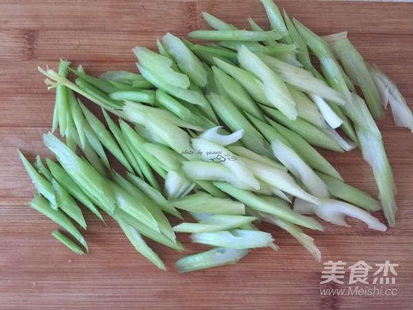 西芹炒核桃仁的做法-家常味炒菜譜-易網<a href=http://www.xllyou.com/ target=_blank class=infotextkey>健康養生</a>網 西芹炒核桃仁的做法-家常味炒菜譜