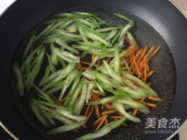 西芹炒核桃仁的做法-家常味炒菜譜-易網健康養生網 西芹炒核桃仁的做法-家常味炒菜譜