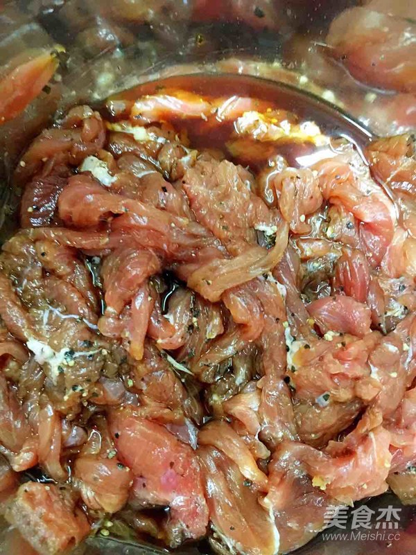 洋蔥黑椒牛肉的做法-黑椒味炒菜譜-易網<a href=http://www.xllyou.com/ target=_blank class=infotextkey>健康養生</a>網 洋蔥黑椒牛肉的做法-黑椒味炒菜譜