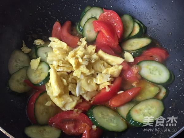 西紅柿黃瓜炒蛋的做法-家常味炒菜譜-易網健康養生網 西紅柿黃瓜炒蛋的做法-家常味炒菜譜
