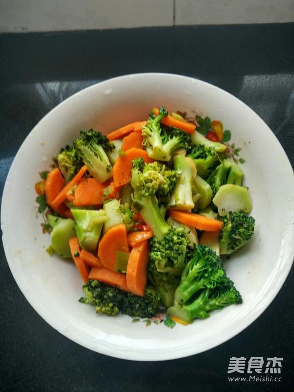 西蘭花炒胡蘿卜的做法-家常味炒菜譜-易網(wǎng)健康養(yǎng)生網(wǎng) 西蘭花炒胡蘿卜的做法-家常味炒菜譜