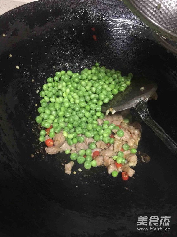 小米辣肉丁炒豌豆的做法-家常味炒菜譜-易網(wǎng)健康養(yǎng)生網(wǎng) 小米辣肉丁炒豌豆的做法-家常味炒菜譜