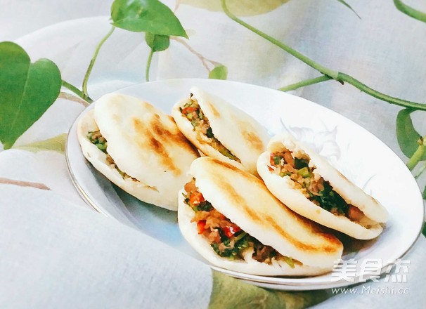 鹵肉香菜夾饃的做法-醬香味煨菜譜-易網(wǎng)健康養(yǎng)生網(wǎng) 鹵肉香菜夾饃的做法-醬香味煨菜譜