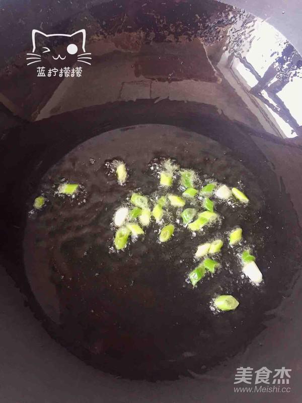 香菇雞肉炸醬面的做法-家常味炸菜譜