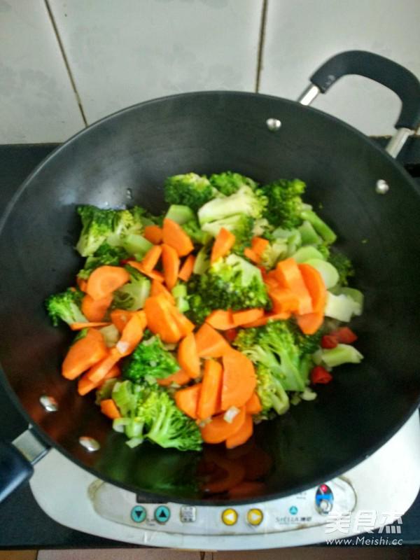 西蘭花炒胡蘿卜的做法-家常味炒菜譜-易網(wǎng)健康養(yǎng)生網(wǎng) 西蘭花炒胡蘿卜的做法-家常味炒菜譜