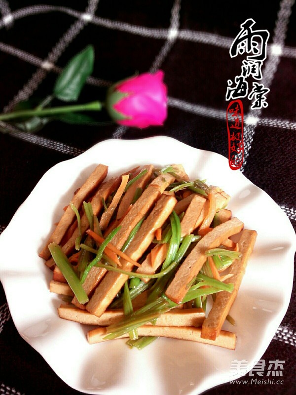 芹菜炒豆干的做法-家常味炒菜譜-易網健康養生網 芹菜炒豆干的做法-家常味炒菜譜