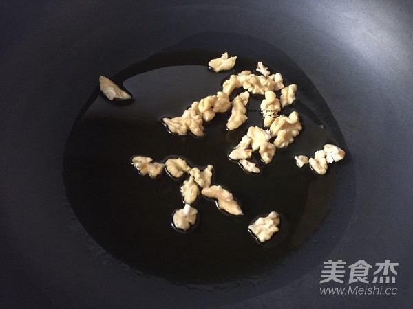 西芹炒核桃仁的做法-家常味炒菜譜-易網健康養生網 西芹炒核桃仁的做法-家常味炒菜譜