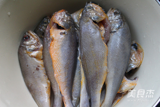 干炸黃花魚的做法-咸鮮味炸菜譜-易網(wǎng)<a href=http://www.xllyou.com/ target=_blank class=infotextkey>健康養(yǎng)生</a>網(wǎng) 干炸黃花魚的做法-咸鮮味炸菜譜