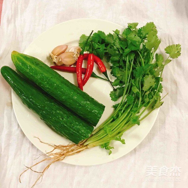 涼拌青瓜的做法-酸辣味拌菜譜-易網(wǎng)<a href=http://www.xllyou.com/ target=_blank class=infotextkey>健康養(yǎng)生</a>網(wǎng) 涼拌青瓜的做法-酸辣味拌菜譜