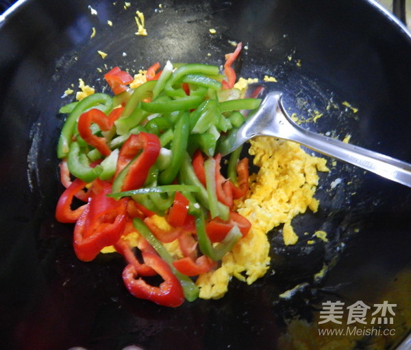 青紅椒炒雞蛋的做法-咸鮮味炒菜譜-易網健康養生網 青紅椒炒雞蛋的做法-咸鮮味炒菜譜