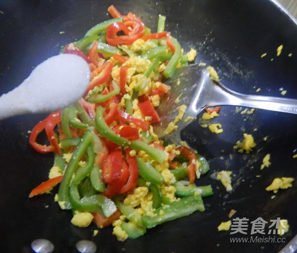 青紅椒炒雞蛋的做法-咸鮮味炒菜譜-易網健康養生網 青紅椒炒雞蛋的做法-咸鮮味炒菜譜