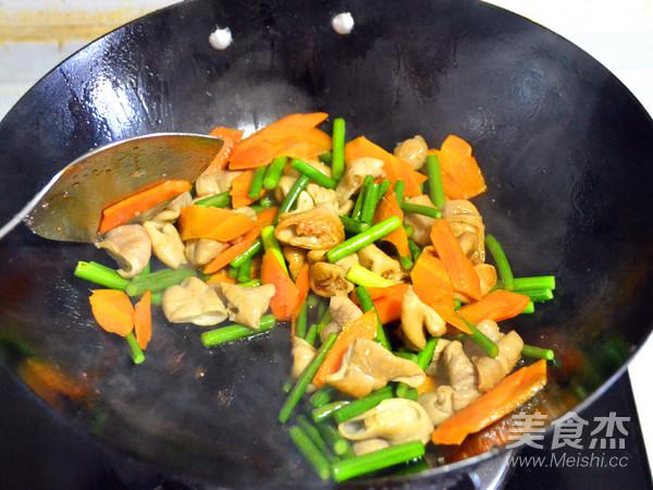 色佳味美的快手菜—蒜薹溜肥腸的做法-咸鮮味炒菜譜