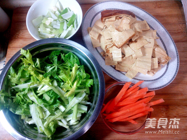 西芹炒豆皮的做法-家常味炒菜譜-易網<a href=http://www.xllyou.com/ target=_blank class=infotextkey>健康養生</a>網 西芹炒豆皮的做法-家常味炒菜譜