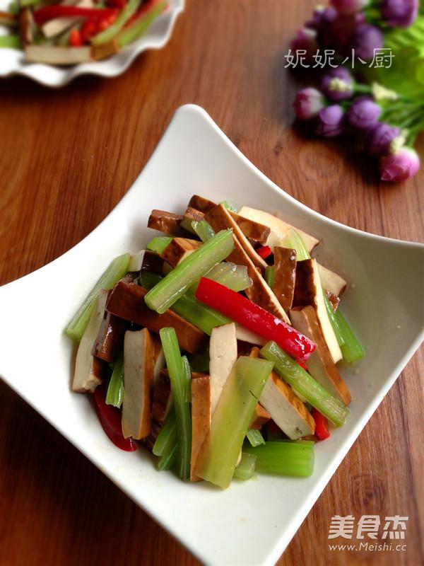 芹菜拌香干的做法-咸鮮味拌菜譜-易網(wǎng)健康養(yǎng)生網(wǎng) 芹菜拌香干的做法-咸鮮味拌菜譜