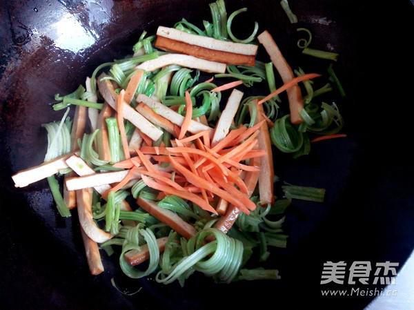 芹菜炒豆干的做法-家常味炒菜譜-易網健康養生網 芹菜炒豆干的做法-家常味炒菜譜
