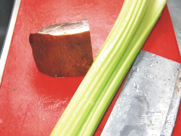西芹炒臘肉的做法-家常味炒菜譜-易網<a href=http://www.xllyou.com/ target=_blank class=infotextkey>健康養生</a>網 西芹炒臘肉的做法-家常味炒菜譜