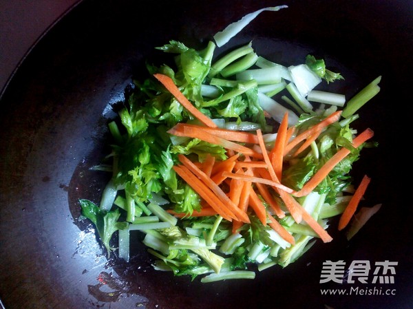 西芹炒豆皮的做法-家常味炒菜譜-易網健康養生網 西芹炒豆皮的做法-家常味炒菜譜