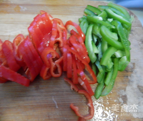 青紅椒炒雞蛋的做法-咸鮮味炒菜譜-易網<a href=http://www.xllyou.com/ target=_blank class=infotextkey>健康養生</a>網 青紅椒炒雞蛋的做法-咸鮮味炒菜譜