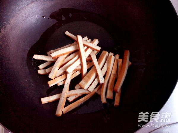 芹菜炒豆干的做法-家常味炒菜譜-易網健康養生網 芹菜炒豆干的做法-家常味炒菜譜