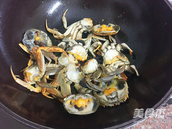 大閘蟹燜滑雞的做法-家常味燜菜譜-易網健康養生網 大閘蟹燜滑雞的做法-家常味燜菜譜