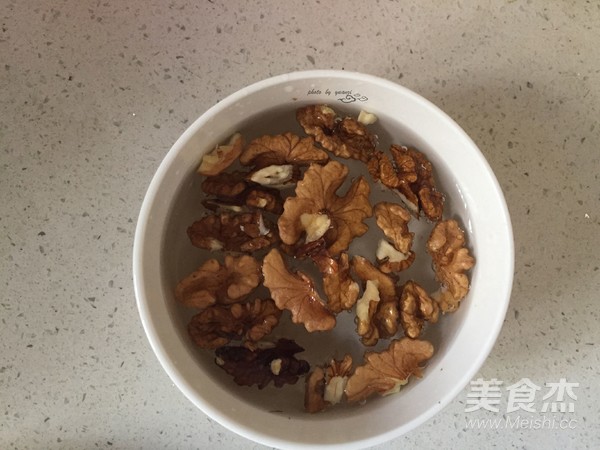 西芹炒核桃仁的做法-家常味炒菜譜-易網健康養生網 西芹炒核桃仁的做法-家常味炒菜譜