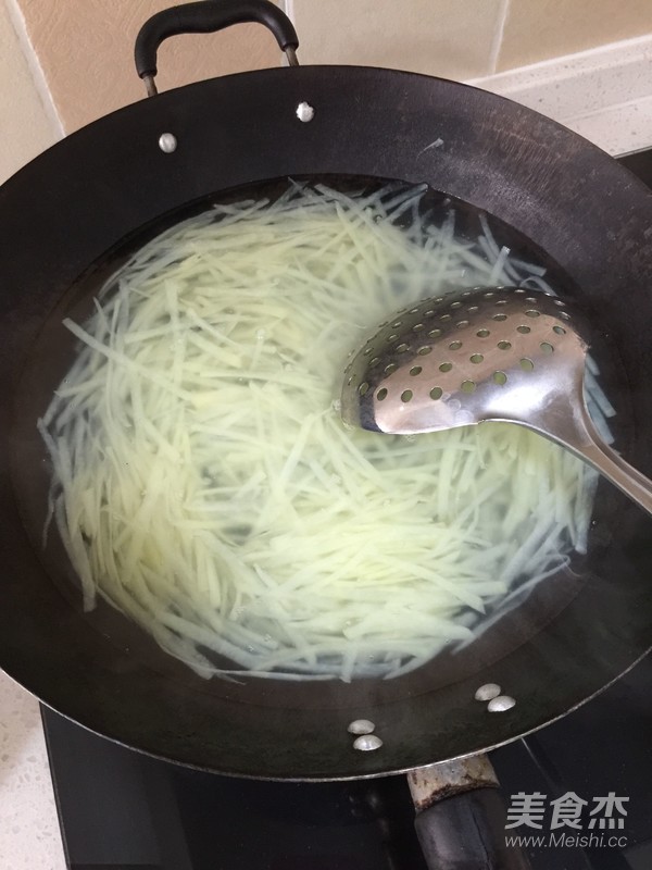 涼拌土豆絲的做法-酸辣味拌菜譜-易網<a href=http://www.xllyou.com/ target=_blank class=infotextkey>健康養(yǎng)生</a>網 涼拌土豆絲的做法-酸辣味拌菜譜