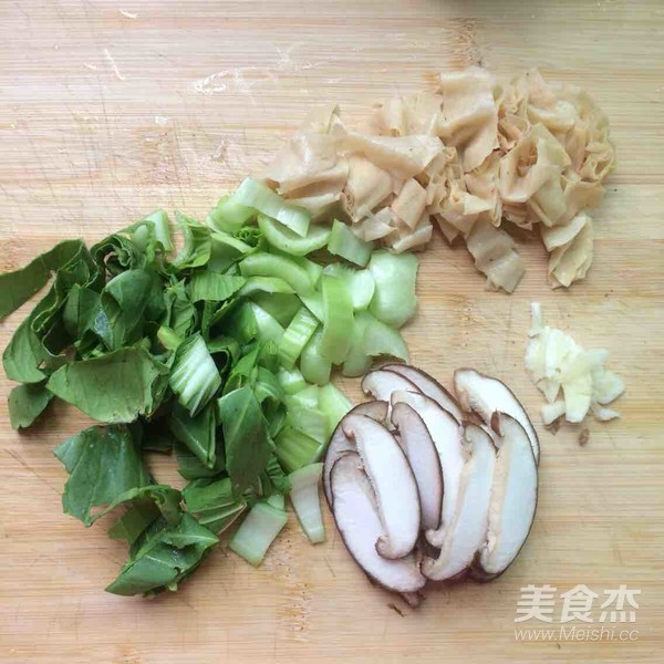香菇青菜豆腐皮湯的做法-家常味煮菜譜-易網(wǎng)健康養(yǎng)生網(wǎng) 香菇青菜豆腐皮湯的做法-家常味煮菜譜