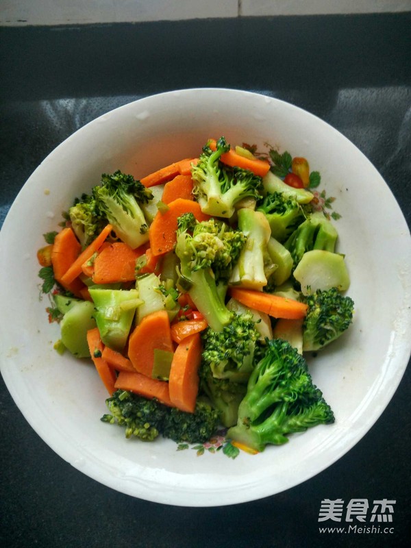 西蘭花炒胡蘿卜的做法-家常味炒菜譜-易網(wǎng)健康養(yǎng)生網(wǎng) 西蘭花炒胡蘿卜的做法-家常味炒菜譜