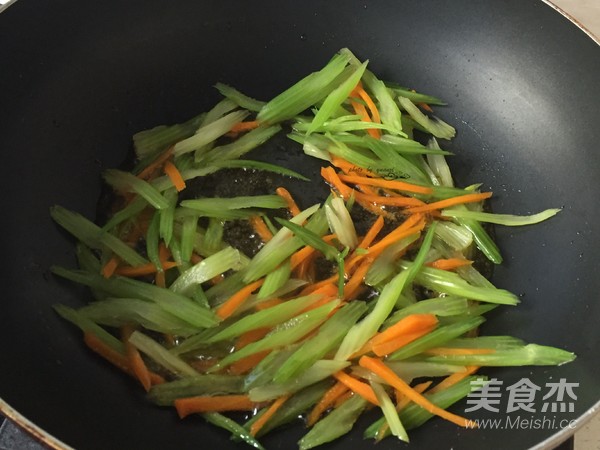 西芹炒核桃仁的做法-家常味炒菜譜-易網健康養生網 西芹炒核桃仁的做法-家常味炒菜譜