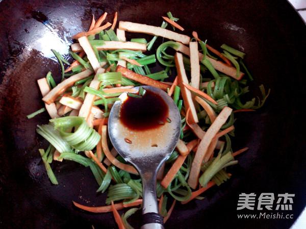 芹菜炒豆干的做法-家常味炒菜譜-易網健康養生網 芹菜炒豆干的做法-家常味炒菜譜