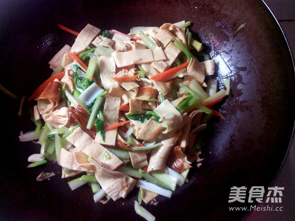 西芹炒豆皮的做法-家常味炒菜譜-易網健康養生網 西芹炒豆皮的做法-家常味炒菜譜