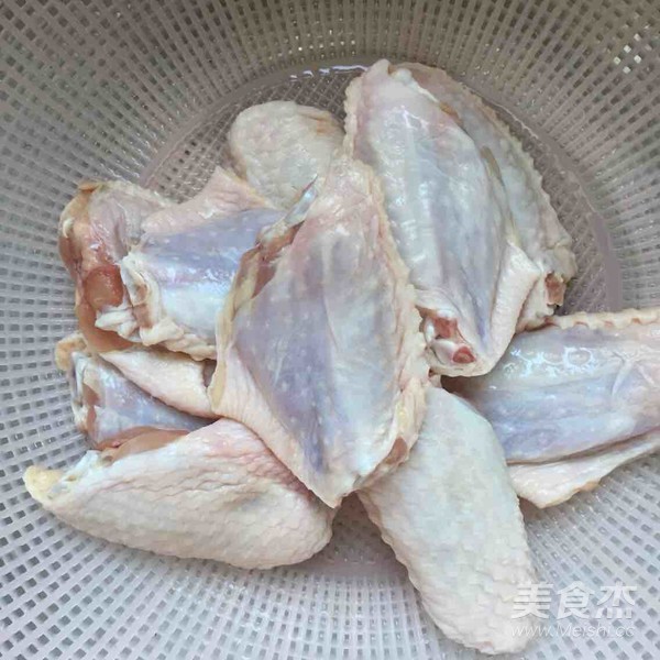 香辣烤雞翅中的做法-香辣味烤菜譜-易網(wǎng)<a href=http://www.xllyou.com/ target=_blank class=infotextkey>健康養(yǎng)生</a>網(wǎng) 香辣烤雞翅中的做法-香辣味烤菜譜