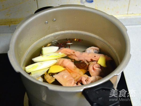 色佳味美的快手菜—蒜薹溜肥腸的做法-咸鮮味炒菜譜