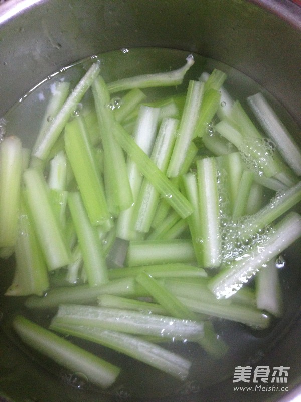 芹菜拌香干的做法-咸鮮味拌菜譜-易網(wǎng)健康養(yǎng)生網(wǎng) 芹菜拌香干的做法-咸鮮味拌菜譜