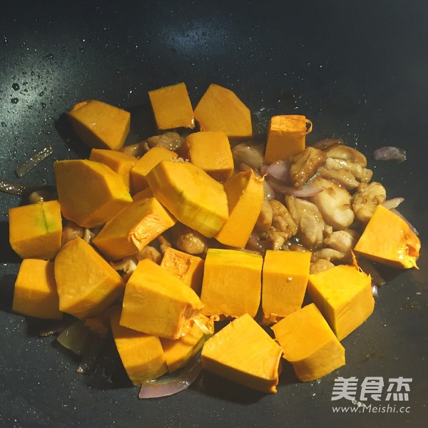 南瓜雞肉燜飯的做法-家常味燜菜譜-易網健康養生網 南瓜雞肉燜飯的做法-家常味燜菜譜