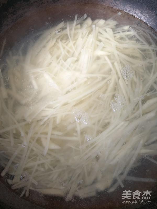 清炒土豆絲快手版的做法-家常味炒菜譜-易網<a href=http://www.xllyou.com/ target=_blank class=infotextkey>健康養生</a>網 清炒土豆絲快手版的做法-家常味炒菜譜