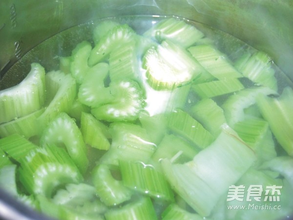 西芹炒臘肉的做法-家常味炒菜譜-易網健康養生網 西芹炒臘肉的做法-家常味炒菜譜