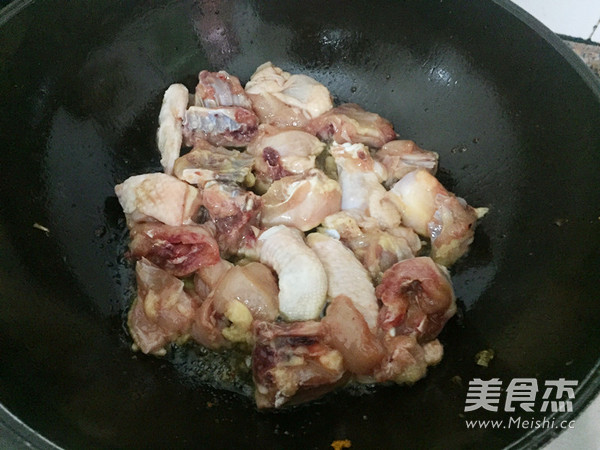 大閘蟹燜滑雞的做法-家常味燜菜譜-易網健康養生網 大閘蟹燜滑雞的做法-家常味燜菜譜