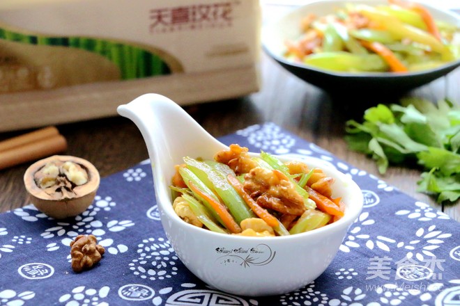 西芹炒核桃仁的做法-家常味炒菜譜-易網健康養生網 西芹炒核桃仁的做法-家常味炒菜譜