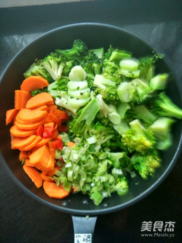 西蘭花炒胡蘿卜的做法-家常味炒菜譜-易網(wǎng)<a href=http://www.xllyou.com/ target=_blank class=infotextkey>健康養(yǎng)生</a>網(wǎng) 西蘭花炒胡蘿卜的做法-家常味炒菜譜