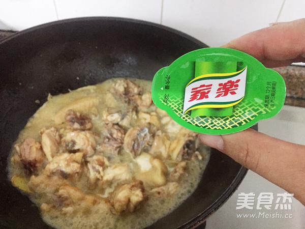 大閘蟹燜滑雞的做法-家常味燜菜譜-易網健康養生網 大閘蟹燜滑雞的做法-家常味燜菜譜