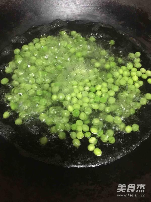 小米辣肉丁炒豌豆的做法-家常味炒菜譜-易網(wǎng)健康養(yǎng)生網(wǎng) 小米辣肉丁炒豌豆的做法-家常味炒菜譜