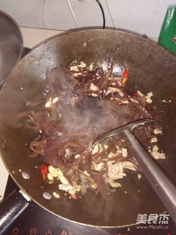 木耳炒肉的做法-香辣味炒菜譜-易網健康養生網 木耳炒肉的做法-香辣味炒菜譜