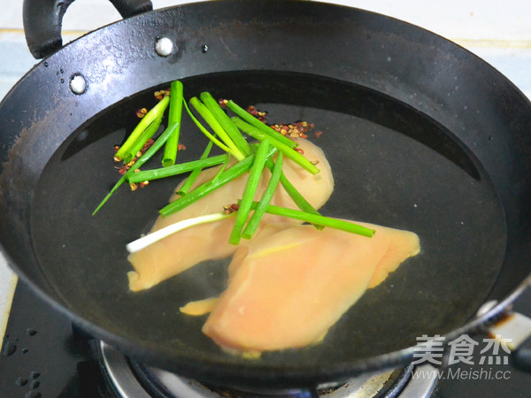 盛夏中的清涼味道—雞絲涼面的做法-咸鮮味拌菜譜-易網健康養生網 盛夏中的清涼味道—雞絲涼面的做法-咸鮮味拌菜譜