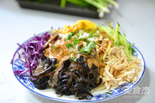 盛夏中的清涼味道—雞絲涼面的做法-咸鮮味拌菜譜-易網健康養生網 盛夏中的清涼味道—雞絲涼面的做法-咸鮮味拌菜譜