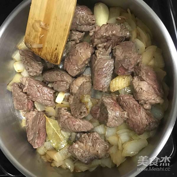 紅酒燉牛肉配糙米飯的做法-奶香味燉菜譜-易網健康養生網 紅酒燉牛肉配糙米飯的做法-奶香味燉菜譜