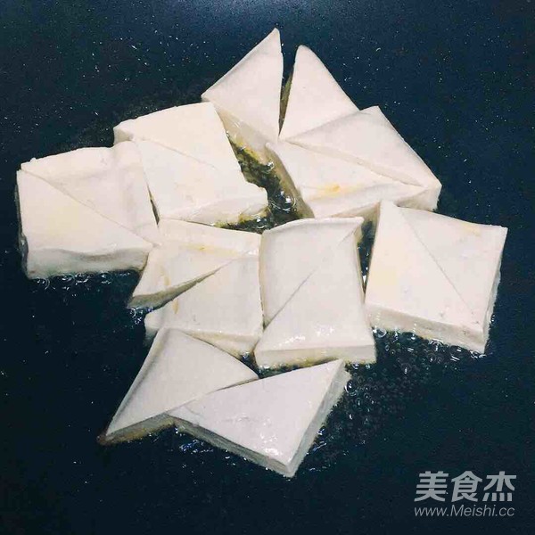 番茄炒凍豆腐的做法-咸鮮味煎菜譜-易網(wǎng)<a href=http://www.xllyou.com/ target=_blank class=infotextkey>健康養(yǎng)生</a>網(wǎng) 番茄炒凍豆腐的做法-咸鮮味煎菜譜