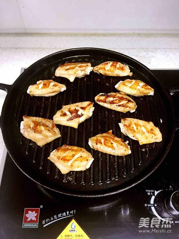 煎雞翅的做法-黑椒味煎菜譜-易網健康養生網 煎雞翅的做法-黑椒味煎菜譜